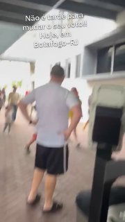 בוחר חובש כובע MAGA ובולסונרוס "המפלגה שלי היא ברזיל" מבצע הצדעה רומאית בבית הספר באזור דרום ריוס. הפשע התר…