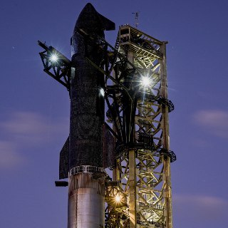 【星舰即将第11次试飞】SpaceX 星舰原型机与超重型助推器组合体竖立在发射台，得克萨斯州。10月12日，SpaceX 宣布将于美东时间10月13日19时15分进行星舰第11次试飞，发射窗口持续75分钟，主要目标包括部署8颗模拟星链卫星、对星舰隔热系统进行极限压力测试以及超重型助推器的海上悬停和受控溅落等。本次任务使用的超重型助推器为第二次发射，并搭载24台再次使用的猛禽发动机。 source