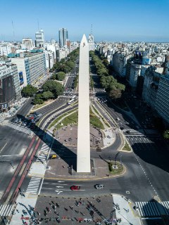 豪车大宴和饥饿贫困并存,阿根廷选民将在中期选举中考量是否继续支持米莱激进市场化改革 https://caus.com/all-articles/news/422271/在布宜诺斯艾利斯的金融区波多·马德罗街头,银行家熙来攘往,点赞米莱结束了多年来禁止线上交易美元的政策。高档餐厅供应寿司和牛排,阿根廷石油高管们热情颂扬米莱吸引外国投资的努力。而在污染严重的里亚丘埃洛河对岸,34岁的贝罗妮卡·莱吉萨蒙家中只剩几枚鸡蛋、一盒牛奶和几块面包。上周五,她冒着大雨,带着饭盒从伊斯拉·马谢尔社区的施粥所取回晚餐给四个女儿