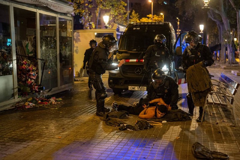 בספרד, זולגים מנסים לפרוץ לנעל רגל מאמינים כי עוטפים ידיים אחד את השני לקפוץ בשער נעול יעזור (הם מיד נופלים)