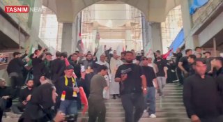 תימנים מזמרים נגד הכיבוש ואמריקה במהלך השתתפותם בהלווייתו של המנהיג העליון שנהרג איראן עלי חמינאי בבירה טהראן.