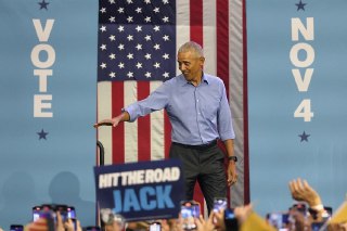 【奥巴马助阵民主党州长选举】美国前总统 Barack Obama 出席新泽西州民主党竞选活动，纽瓦克。11月1日，美国前总统 Obama 访问弗吉尼亚州和新泽西州为民主党候选人拉票，他在演讲中公开指责「白宫每天都在上演新的闹剧」，批评美国现任总统 Donald Trump 的人事任命、反移民及经济政策让美国「每天都像万圣节」。新泽西州和弗吉尼亚州将于11月4日举行州长选举，民调显示民主党候选人在两个州的支持率均领先于共和党候选人。 source