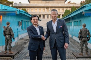 【美韩防长视察板门店】美国国防部长 Pete Hegseth 在韩国国防部长安圭伯陪同下访问韩朝非军事区分界线，板门店。11月3日，韩美防长时隔8年再次共同视察板门店警备区。韩国国防部长称本次访问旨在彰显韩美同盟力量和联合防御态势。第57次韩美安保会议将于11月4日举行，主要讨论议题包括联合建造核动力潜艇、美国向韩国移交战时作战指挥权、韩国提高防卫开支等。 source