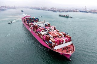 【中国宣布征收美船港务费】一艘满载集装箱货轮从青岛港启航。10月10日，中国交通运输部宣布自10月14日起对停靠中国港口的美国船舶收取特别港务费，征收对象包括美国企业、组织及个人持股25%以上企业拥有或运营的船舶、悬挂美国国旗的船舶以及在美国建造的船舶，2025年10月14日征收起点为每净吨400元人民币，2026年4月17日征收起点为每净吨640元人民币，2028年4月17日征收起点为每净吨1120元人民币。中国交通运输部指出此举旨在反制美国对中国船舶收取港口费的无理打压行为，中方敦促美方立刻纠正错误做法