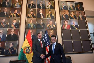 【玻利维亚与美国恢复外交关系】玻利维亚新当选总统 Rodrigo Paz 会见到访的美国副国务卿 Christopher Landau，拉巴斯。11月8日，现年58岁的玻利维亚中右翼基督教民主党议员 Rodrigo Paz 正式宣誓成为第68任玻利维亚总统，标志着该国结束近20年的左翼政党执政。Paz 就职当天宣布恢复与美国中断17年的大使级外交关系，他表示对美关系正常化是玻利维亚外交政策转向务实主义的重要一步，双方正在就扩大教育、公共安全、经贸投资等领域合作进行技术性磋商。 source