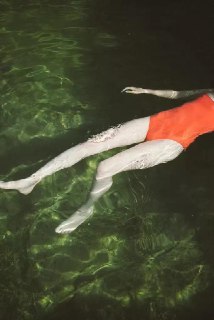 配图 / Martina Matencio 她周身幽僻角落里藏有许许多多游曳的鱼 如果一个人身体70%由水泽构成 她体内僻远角落里一定藏有许多游曳的...