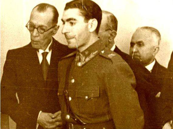 🌷ب یاد شهیدان🌷: قدرت طبع شعر ملک الشعرا میگویند روزی ملک الشعرای بهار، شاعر معروف در مجلسی نشسته بود و حضار برای آزمایش طبع شعر او چهار 
