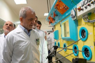 【伊朗总统视察核电站】伊朗总统 Masoud Pezeshkian 视察德黑兰核电厂，德黑兰。11月2日，伊朗总统 Pezeshkian 访问伊朗原子能公司听取有关核能发展情况的汇报。他在讲话中重申伊朗核计划仅用于民用目的，指示以「更大的力度」恢复遭美军炸毁的核设施。伊朗外交部本月表示伊朗已准备好与美国重启间接核谈判，但绝不会停止铀浓缩活动。 source