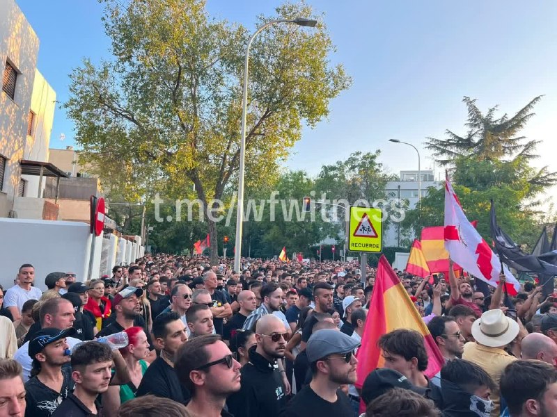 🇪🇸🇲🇦 קבוצות לאומניות ספרדיות, קרליסטיות, פלנגיסטיות ולאומניות-סוציאליסטיות התאספו מחוץ לשגרירות מרוקו ב…