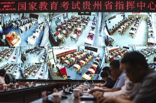 研究显示中国 STEM 研究生大量涌入对美国学生有益美国国家经济研究局最新研究表明，1999 年中国高等教育扩招政策意外推动了大量中国学生赴美攻读 STEM 研究生学位，这一趋势实际上为美国本土学生创造了更多机会。研究发现，每增加 4 名中国学生，就会为美国学生新增 1 个 STEM 硕士项目名额，这种"挤入效应"在大型公立研究型大学最为明显。从 2003 年到 2015 年，美国 STEM 硕士项目增长了 23%，达到近 10,000 个，其中约 15% 的增长可归因于中国高等教育扩张的溢出效应。中国研究