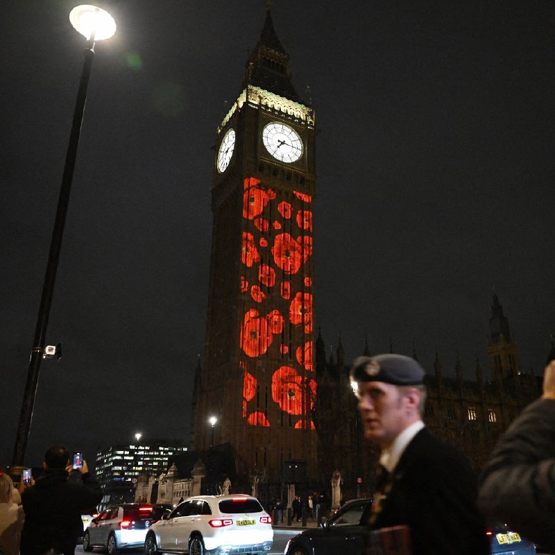 【英国国殇纪念日】英国伦敦大本钟投映罂粟花图案纪念「阵亡将士纪念日」（Remembrance Day）。11月9日，英国政府举行「阵亡将士纪念日」官方纪念仪式悼念一战和二战阵亡的军人与平民，英王查尔斯三世、英国首相 Keir Starmer 以及约1万名退伍军人出席仪式并集体默哀2分钟。英国政府当天宣布投入5000万英镑设立旨在支持退伍军人的福利机构，并拨款1200万英镑为无家可归的退伍军人提供住所。 source