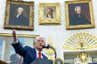 【特朗普威胁对中国加征100%关税】美国总统 Donald Trump 在白宫回答记者提问，华盛顿特区。10月10日，美国总统 Trump 宣布将从11月1日起对中国输美产品征收额外100%关税，并对所有关键软件实施出口管制，作为中国强化稀土出口管制的回应。中国商务部本周宣布自11月8日起新增对钬、铒、铥、铕和镱5种稀土元素的出口管制清单，并对使用中国稀土的外国制造产品实施再出口审查。受中美贸易紧张局势升级影响，当天美国三大股指全线下跌，标普500指数收盘下跌-2.71%，纳斯达克指数下跌-3.58%，均创
