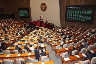 【韩国国会推进对美投资法】韩国国会表决通过成立《韩美战略投资管理特别法》推进委员会的决议，首尔。2月9日，韩国国会以160:3的投票结果批准成立专门审议《韩美战略投资管理特别法》的特别委员会，从而推进落实美韩贸易框架下的韩国对美国投资承诺。该委员会共有16名成员，其中8名来自执政党共同民主党，8名来自在野党派。根据美韩此前达成的协议，韩国承诺向美国投资3500亿美元，以换取美国对韩国的对等关税从25%降至15%。 source