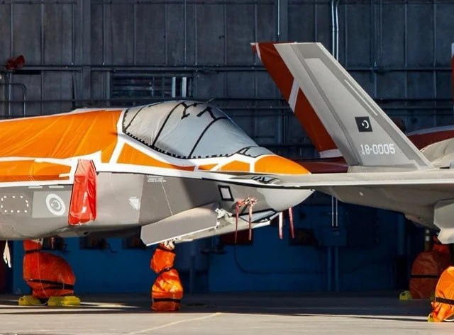 🔴 תמונה של מטוסי ה-F-35 שנבנו עבור טורקיה מהבלוקים 2A ו-2B. גרסת ה-2A משמשת לאימונים, אימונים ומופעי אוויר…