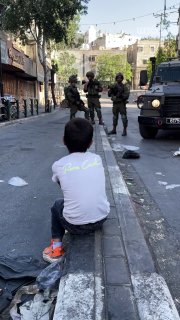 ילדים פלסטינים עומדים איתנים מול חיילי הכיבוש והמתנחלים, במהלך ההסתערות על אזור באב אל-זאוויה בחברון.