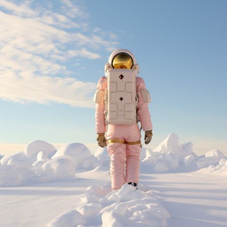 机械城市地图装置：桌面版德黑兰 这幅图把「城市地图」做成了机械自动装置：德黑兰缩微城市模型放在桌面平台上，底部暴露出复杂的齿轮与轮轴结构，像一台会运转...