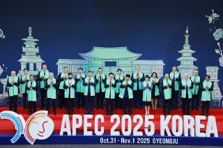 【2025 APEC 峰会闭幕】亚太经合组织（APEC）领导人集体合影，庆州。11月1日，第32次 APEC 领导人非正式会议闭幕并通过联合宣言，宣言承诺推进亚太自贸区议程，推进贸易便利化，增强地区供应链韧性，共同应对人口结构变化挑战，加强合作应对能源、粮食安全、环境、极端天气及自然灾害等全球性挑战。国际货币基金组织（IMF）最新报告预测2025年亚太地区 GDP 将增长4.5%，比前次预期上调0.6个百分点。2026年 APEC 峰会将在中国深圳举行。 source