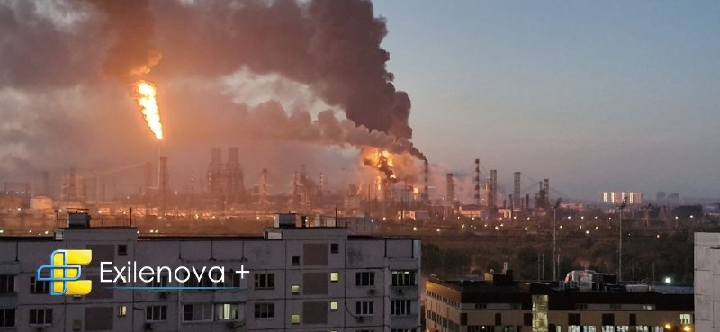 ️🇺🇦🇷🇺 שריפה פרצה בבית הזיקוק של מוסקבה בקפוטניה על רקע מתקפת המל"טים האוקראינית על אזור מוסקבה.