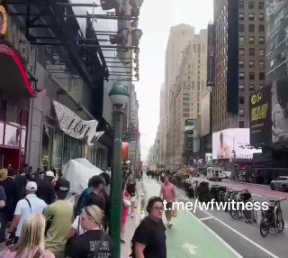 ️🇺🇸 אישה אוחזת בסכין נורתה על ידי המשטרה בטיימס סקוור, ניו יורק. ישנם דיווחים כי מספר אנשים נדקרו על ידי…