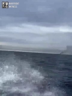 ️🇮🇷🇴🇲 חיל הים של הרפובליקה האסלאמית של איראן פרסם צילומים שצולמו מסירת מנוע מהירה מראה מכלית נפט בוערת…