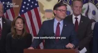 美国有一个无所不知的总统，还有个什么都一无所知的议长。记者：“上周你对拜登使用自动笔的做法提出了严厉批评。但特朗普在《60分钟》节目中承认，他并不知道自己赦免了一位承认洗钱的加密货币亿万富翁。这件事你也感到担忧吗？”约翰逊：“我对此一无所知。我没看到。我不确定。”