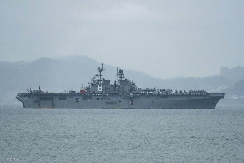 🇺🇸 🇮🇷 🇮🇷 - ספינת תקיפה אמפירית של חיל הים האמריקני, USS Makin איילנד צילמה מים מעבר ליד יפן, בדרך של…