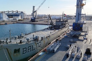 【墨西哥向古巴运送援助】墨西哥海军后勤舰正在装载运往古巴的人道主义援助物资，韦拉克鲁斯港。2月8日，墨西哥政府派出2艘军舰向古巴运送超过800吨食品及生活物资，预计在4天内抵达。墨西哥总统 Claudia Sheinbaum 表示该国将继续向古巴提供人道主义支持，并正在与美国协商争取恢复墨西哥对古巴的石油出口。由于美国封锁委内瑞拉向古巴出口石油，古巴已陷入严重的燃料短缺状态，古巴首都哈瓦那机场已从2月9日起停止供应航空燃油。 source