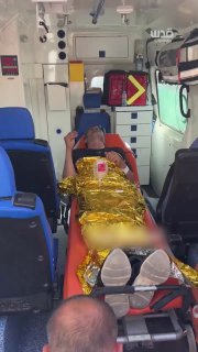 אסיר משוחרר הגיע לרצועת עזה במצב אנוש, מלווה בצוותי הצלב האדום, בעקבות שחרורו מבתי הכלא של הכיבוש.