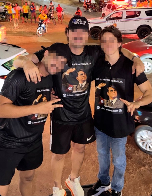 זומבים מציגים חולצת טריקו עם "פלביו בולסונארו היפותטי", עם התייחסות לנאציזם ולפשיזם, במהלך הפגנה בגראיאו (א…