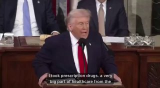 川普在国情咨文演讲中宣布：“我让美国处方药价格从全世界最高变成最低，药价下降300%、400%、500%、600%甚至更多。”共和党政客们一片欢呼、起立鼓掌。