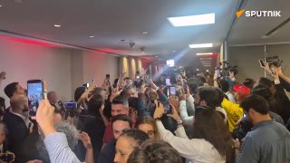 תומכיו ואורחיו של הנשיא לואיז אינאסיו לולה דה סילבה (PT) צועקים בתוך מטה הקמפיין בסאו פאולו.