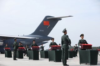 【第12批志愿军烈士遗骸归国】第12批在韩中国人民志愿军烈士遗骸抵达沈阳桃仙国际机场。9月12日，中国人民解放军空军「运-20」专机在4架「歼-20」战斗机的伴飞护航下接运第12批30位志愿军烈士遗骸及267件遗物归国，沈阳桃仙机场以国际民航最高级别礼仪「过水门」迎接英烈，志愿军烈士遗骸棺椁在70辆警用摩托车组成的骑警车队护卫下，由6辆军用运输车送往沈阳抗美援朝烈士陵园安葬。2025年是中国人民志愿军抗美援朝出国作战75周年，迄今中国已迎回12批共1011位在韩志愿军烈士遗骸。 source