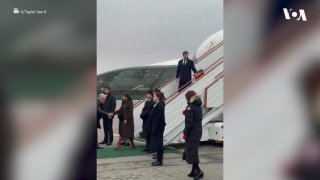 美国副总统万斯(JD Vance)星期二(2月10日)结束对亚美尼亚的访问后前往阿塞拜疆。在和阿塞拜疆总统伊尔哈姆·阿利耶夫(Ilham Aliyev)举行的联合新闻发布会上，万斯回顾了由特朗普总统斡旋的亚美尼亚和阿塞拜疆签署的和平协议。他说：“三位领导人缔造了历史性的和平--这个国家的总统、亚美尼亚总理，当然还有美国总统，他们携手合作，在曾经是战争的地方缔造了和平。”相关报道👉 https://voachinese.com/a/8112706.html