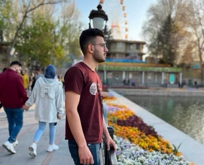 چند قرن بردگی: امروز ۲۹ مرداد ۱۴۰۵ #احسان_فریدی در زندان مرکزی تبریز ۲۳ ساله شد. او متولد ۱۳۸۲ است. جوان معترضی که اسیر بیدادگاههای رژ