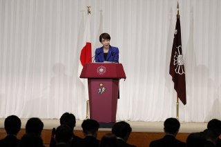 【高市早苗胜选记者会】日本首相高市早苗举行大选获胜后的首场记者会，东京。2月9日，日本首相高市早苗在胜选记者会就经济政策、安保问题、外交关系等议题发表讲话，她宣布将尽快对食品消费税减免政策展开讨论，承诺积极推动修宪并举行全民公投，宣布将设立国家情报厅以及加强外国人对日投资的审查制度。高市早苗强调日美同盟是日本外交政策的基石，计划于3月访问美国，并声称将从日本国家利益的角度出发，冷静、妥善地应对中日关系。 source
