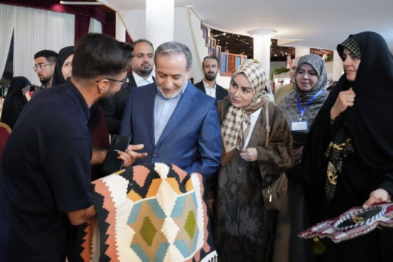 اخبار خاص: 📸هم‌زمان با تهدیدها و تحریم‌های جدید آمریکا علیه ایران و شکست تفاهم‌نامه اسلام‌آباد/ بازدید عراقچی از نمایشگاه خیریه انج