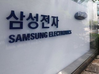 存储价格狂飙不止！三星将对DRAM产品涨价最高30%  继美光传出计划对DDR4和DDR5内存产品涨价20%至30%的消息后，三星也被爆料将在四季度对内存产品进行涨价，涨幅预计在15%至30%之间。据消息人士透露，三星已通知大客户，今年第四季度DRAM类的LPDDR4X、LPDDR5/5X协议价格将上涨15%至30%以上。而NAND类的eMMC/UFS协议价格预计涨幅在5%至10%左右，另外随着DDR4相关产品逐步停产，其2026年产能预计仅为2025年的20%。  此次存储芯片价格上涨的主要原因是AI应…