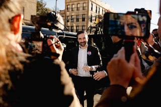 【纽约市长选举：马姆达尼击败前州长科莫胜选】据美联社报道，34岁的州议员佐兰·马姆达尼于周二当选纽约市第111任市长。此前他成功转型，代表那些对飞涨的生活成本感到失望、对丑闻缠身的老牌政界人士不满的纽约市民，发出了振奋人心的声音。他的胜利遍及从布鲁克林绅士化街区到皇后区工薪移民聚居地的广阔地区。这一胜选不仅成就纽约历史上最惊人的政治逆转之一，还意味着一位民主社会主义者将入主纽约市政厅。马姆达尼此前是皇后区的州众议员，一年前宣布参选时，他不过是个履历单薄、在全市范围内几乎毫无知名度的抗议型候选人。但他始终聚焦