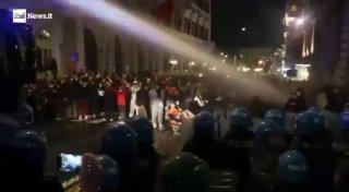 איטליה משטרת רומא השתמשה בתותח מים נגד מתפרעים ליד תחנת טרמיני. המים הדפו את ההמון שניסה לפרוץ את מחסום המש…