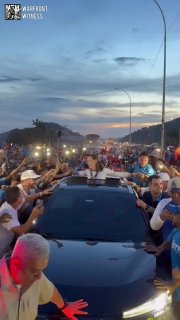 ️🇻🇪 מנהיגת האופוזיציה בוונצואלה, מריה קורינה מצ'אדו, נוסעת בכביש לכיוון קראקס לאחר חזרתה לארץ, ופוגשת המו…