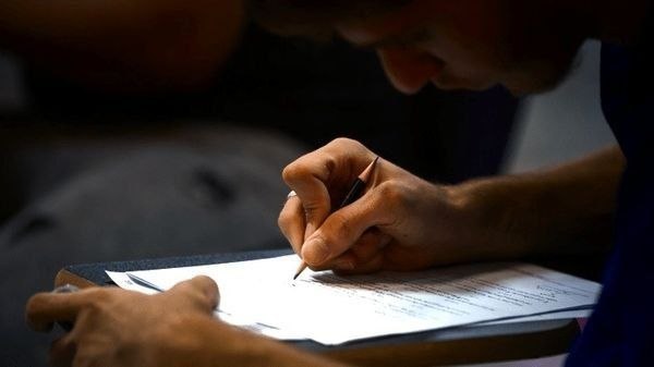 اصولگرا نیوز 🇮🇷: 🔴 به گفته دانش آموزان کنکوری، قطعی برق در دانشگاه شهید چمران اهواز موجب تاریکی و گرمای سالن شد که به سروصدا و به هم ریخت