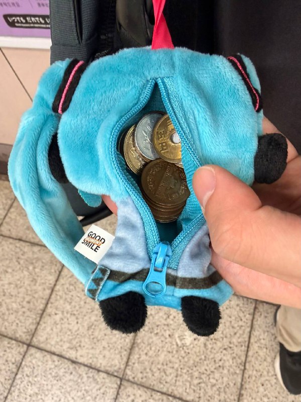 这个初音长得有点抽象，但其实是一个钱包？买晚了ps. 这边找钱全是硬币 #jp这个初音长得有点抽象，但其实是一个钱包？买晚了ps. 这边找钱全是硬币 #jp