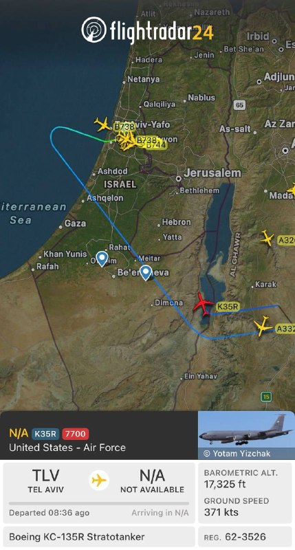 מכלית תדלוק אווירי מדגם KC-135R סטרטוטנקר של חיל האוויר האמריקאי צרחה את קוד החירום 7,700 מעל מערב ירדן, ומ…