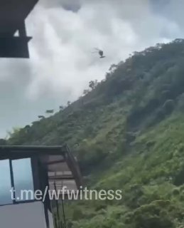 ️🇨🇴 צילומים נוספים מציגים את עוצמת העימותים, כאשר מסוקי חיל האוויר הקולומביאני AH-60 Arpía III מספקים תמי…