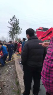 大年初八，206国道上饶万年县石镇镇路段突发车祸，车辆受损严重。祈愿所有人都能平安，无大碍🙏行车在路上，慢一点，再慢一点。平安，才是回家最近的路。感谢家人们投稿！