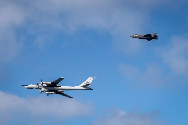 ️🇬🇧🇷🇺 מטוסי קרב בריטיים F-35 ששוגרו מ נושאת המטוסים HMS Prince of Wales יירטו וליוו מטוס סיור ימי רוסי…