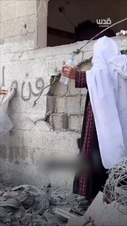 בצעדים כבדים, קשישה במחנה נוסייראת בודקת את הריסות ביתה שנהרס בהפצצת הכיבוש, שם נקברו זכרונות חיים שלמים מת…