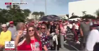 למה אתה כאן כדי לתמוך בטראמפ היום?" "אני אוהב את המדינה שלי והוא גבר בלונדיני, סקסי ושזוף - והוא אוהב את הת…