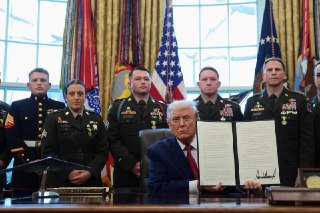 特朗普考虑将大麻重新分类为危险性较低物质  据《华盛顿邮报》报道，美国总统特朗普正在考虑将大麻重新分类为危险性较低的物质。本月早些时候，特朗普在新泽西高尔夫俱乐部举办的筹款晚宴中向与会者透露了这一想法。出席该活动的筹款金额每人高达100万美元，其中包括美国最大大麻公司之一Trulieve的首席执行官里弗斯，她鼓励特朗普推动这一改变并扩大医用大麻研究。  自1971年美国《联邦管制物质法案》实施以来，大麻一直被列为一级管制药物，与海洛因等毒品同级，被认为没有"可被接受的医疗用途"且"滥用可能性很大"。  联合