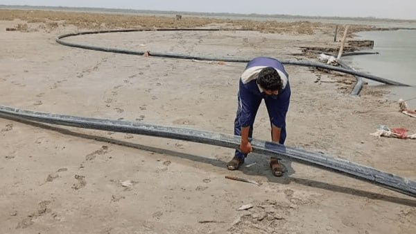 بولتن نیوز: خط لوله ۶ کیلومتری قاچاقچیان سوخت در میناب جمعآوری شد فرمانده پایگاه دریابانی میناب با اعلام این خبر اظهار کرد: مرزبانا
